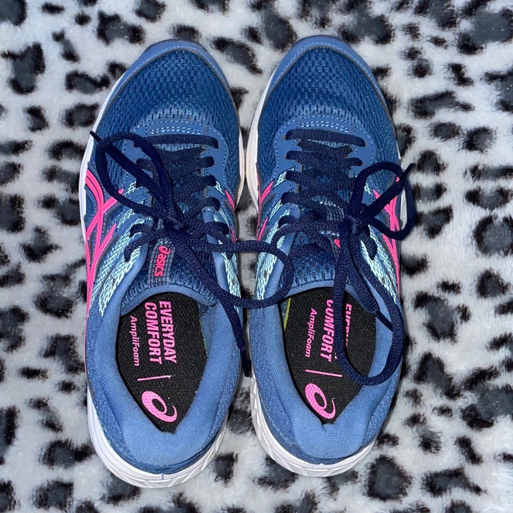 ASICS 7.5 tennis shoes